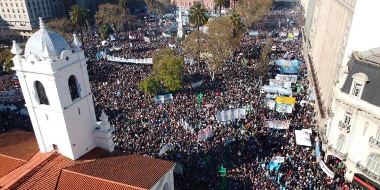 Multitudinaria marcha a Plaza de Mayo tras el atentado contra la Vicepresidenta 1 2024