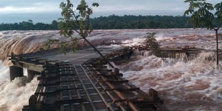 La crecida de los ríos Iguazú y Uruguay provocó evacuados y cerraron el acceso a Cataratas 1 2024