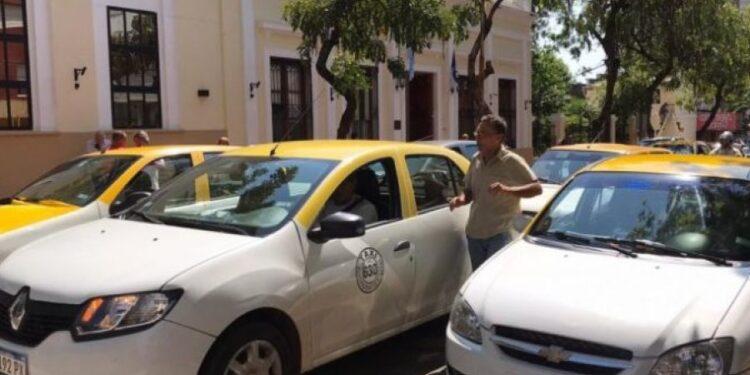 Taxistas volvieron a apuntar contra Uber: "Si le ofrecen a un chofer 100 lucas, ¿por qué no le sacan el auto del corralón"? 1 2024