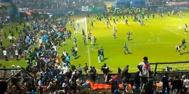 Tragedia en el fútbol de Indonesia: al menos 125 muertos y 300 heridos en una estampida 1 2024