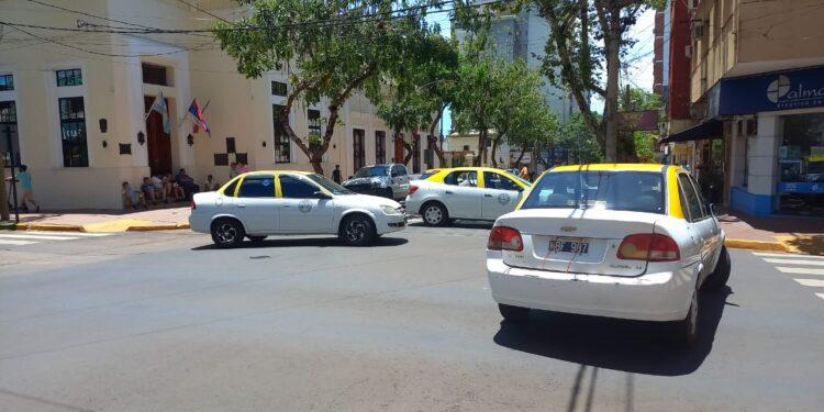 Taxistas coparon las calles, piden dialogar con el intendente Stelatto y avisaron: “Al centro nadie entra y nadie sale” 1 2024