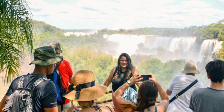 En Iguazú más de 10 mil turistas visitaron Cataratas durante el fin de semana largo 1 2023