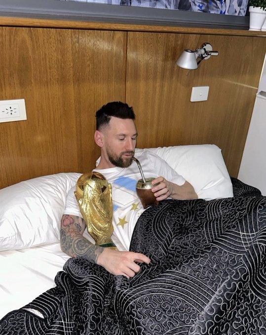 La foto de Messi durmiendo con la Copa del Mundo tras su llegada a la Argentina 3 2024