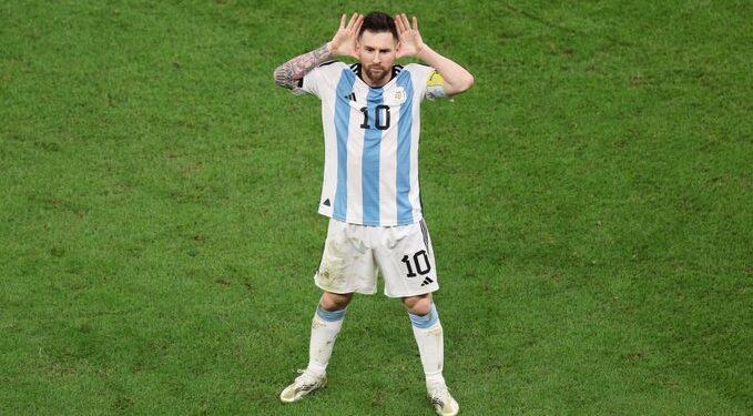 Messi picante tras el triunfo: del 'qué mirás bobo', al palito para Van Gaal y la bronca con el árbitro 1 2024
