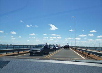 Polémica por orden del gobernador de Itapúa para que automóviles hagan fila sobre el puente Roque González 9 2024