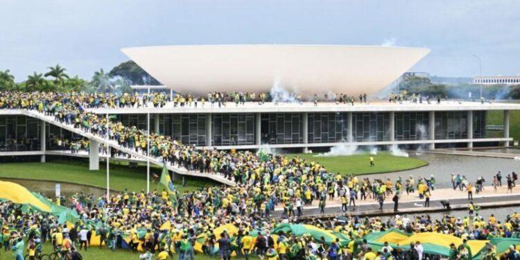 Ataque a la democracia en Brasil: miles de bolsonaristas invadieron el Planalto, el Congreso y la Corte 1 2024