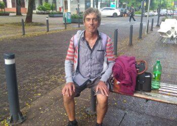 Se le rompió el auto y duerme en la plaza 9 de Julio desde hace tres días: pide ayuda para volver a La Plata 15 2023