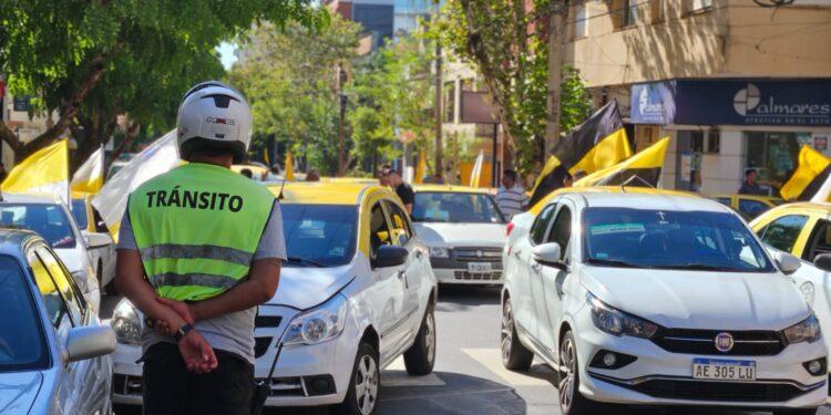 Taxistas de Posadas protestaron contra Uber y piden mayores controles: "No se sabe dónde va la plata de Uber" 1 2024