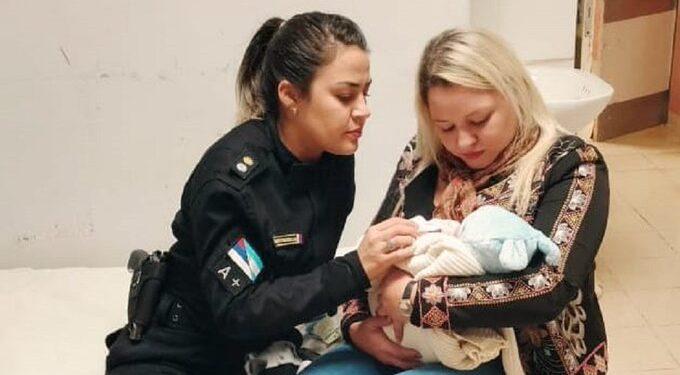 Policía que asistió el bebé abandonado en San Pedro se mostró "conmocionada" y relató que "cuando llegó a la comisaría, salté y lo abracé" 1 2024