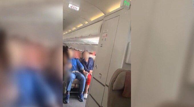 El hombre que abrió la puerta de un avión en pleno vuelo dijo que se sentía "sofocado" 1 2023