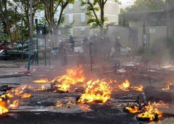 Saqueos, quema de autos y edificios y casi 900 detenidos en Francia 15 2024