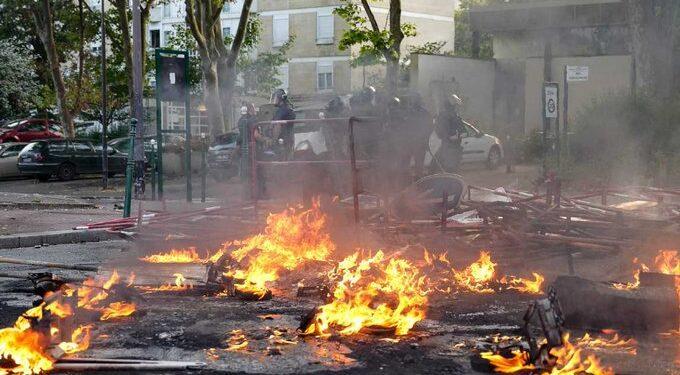 Saqueos, quema de autos y edificios y casi 900 detenidos en Francia 1 2023