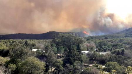 Continúa el combate del incendio forestal en la zona del Cerro Uritorco 1 2023