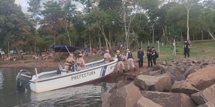 Robaron una lancha de Prefectura y la hallaron en la costa paraguaya sin motor 1 2024