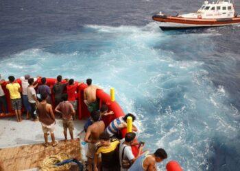 Buscan a migrantes desaparecidos tras dos naufragios frente a las costas italianas 19 2023