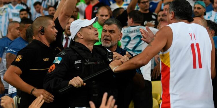 La policía brasileña reprimió a hinchas argentinos: la Selección se retiró de la cancha y volvió 1 2024