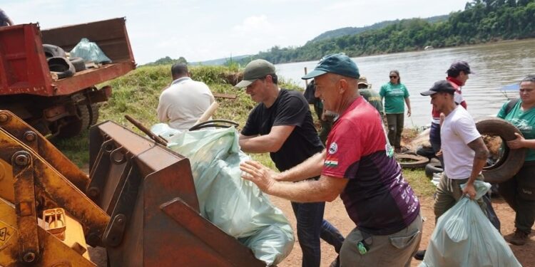 Retiraron más de tres toneladas de basura del río Uruguay 1 2024