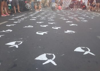 Volvieron a pintar los pañuelos frente al edificio del Ejército: "Hay que estar unidos ante estos gobiernos que vienen a destruir" 5 2024