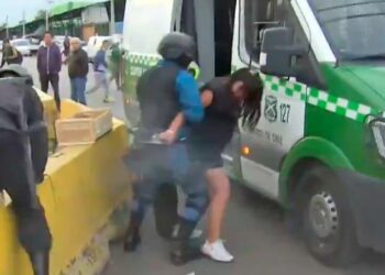 Una mujer le quitó el arma a un guardia y disparó contra otro mientras la TV transmitía en vivo en un mercado de Chile 15 2024