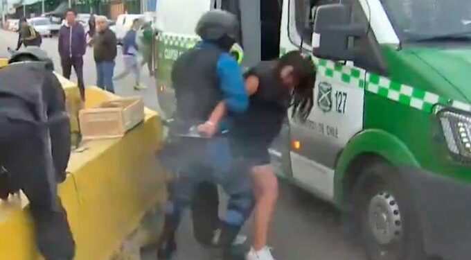 Una mujer le quitó el arma a un guardia y disparó contra otro mientras la TV transmitía en vivo en un mercado de Chile 1 2024