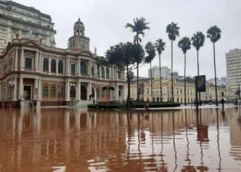 Trágicas inundaciones en el sur de Brasil: el agua avanza y cubre el centro histórico de Porto Alegre 8 2024