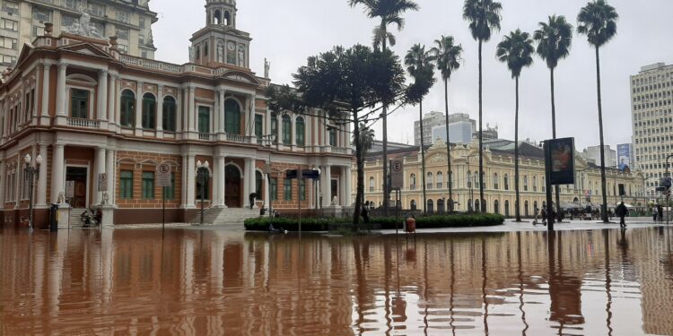 Trágicas inundaciones en el sur de Brasil: el agua avanza y cubre el centro histórico de Porto Alegre 1 2024