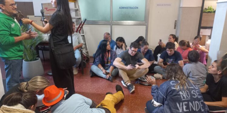 Un grupo de trabajadores de la salud se mostró en contra del acuerdo e ingresó al Ministerio a la espera del diálogo con el ministro 1 2024