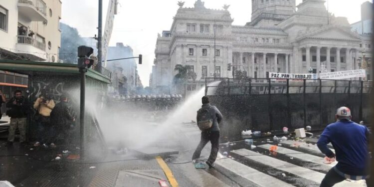 Máxima tensión en el Congreso: la policía reprime a manifestantes y hay varios heridos 1 2024