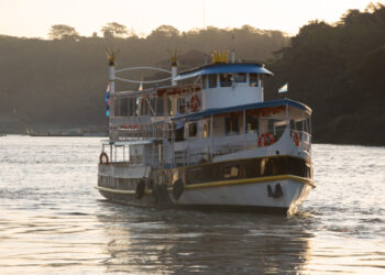 El obispo Baisi visitó y bendijo el Barco Iguazú Queen 7 2024