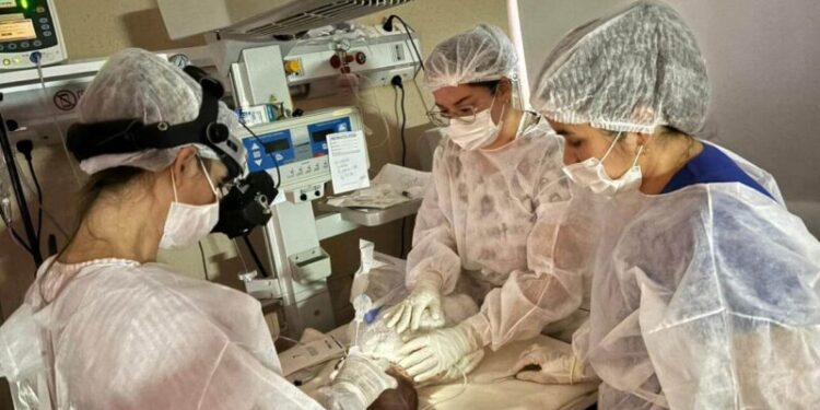 El Hospital Materno Neonatal realizó con éxito operación con láser para prevenir ceguera de un bebé 1 2024